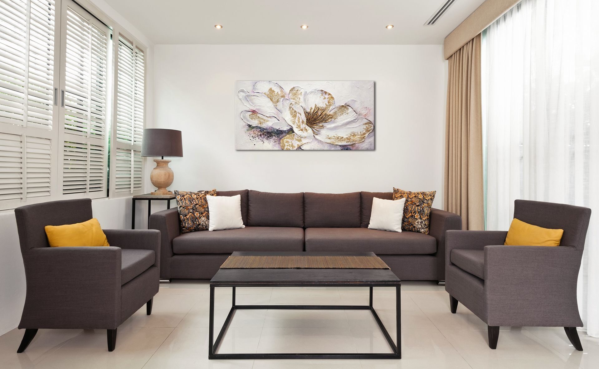 коричневый диван в светлом интерьере фото